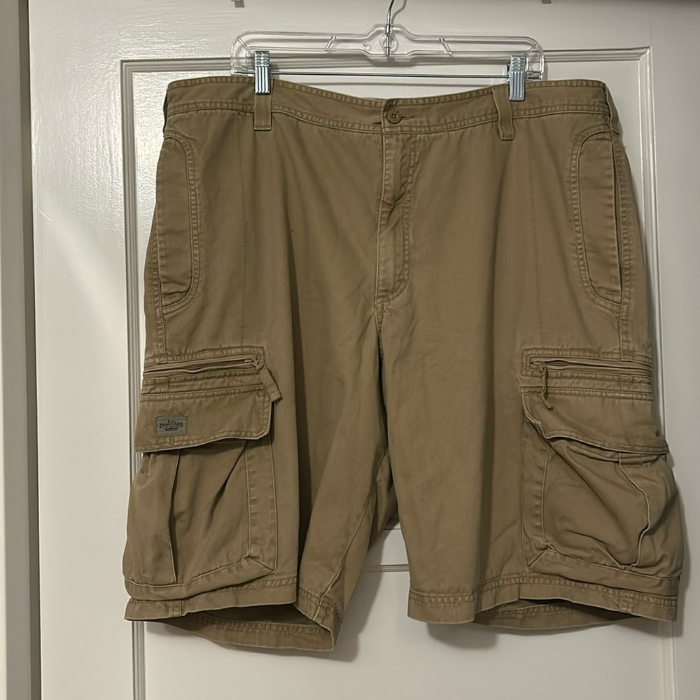 Lee Dungaree Khaki Cargo Shorts With Additional Zipper Pockets.